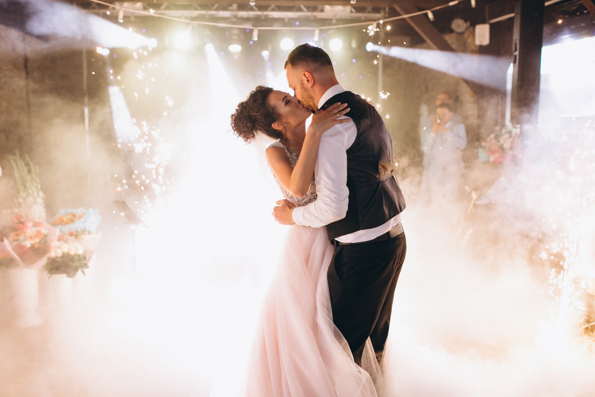 Couple de mariés qui s'embrasse sur la piste de danse
